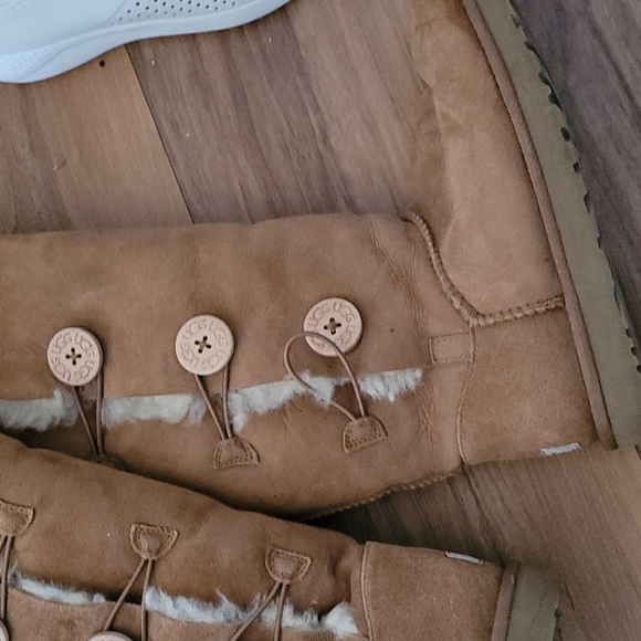 Uggs - Picture 2 of 3